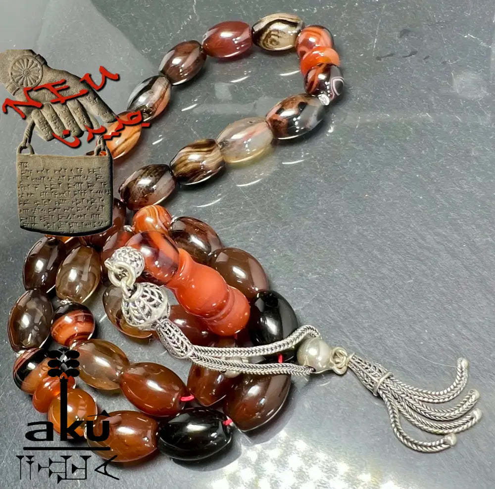 33-Perlen Tasbih aus Naturachat mit 925er Silberquaste, zeigt polierte Perlen in Brauntönen und feine Silberdetails.