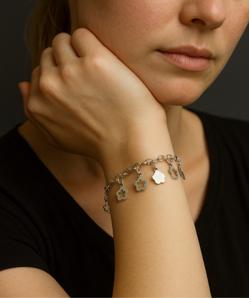 Nahaufnahme eines Vintage-Armbands aus 925 Silber mit Blümchen-Anhängern, filigraner Kette und Design aus den 1980er Jahren. Ai Model