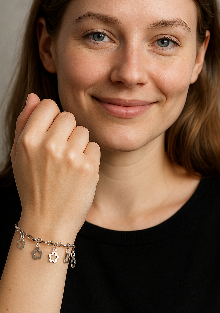 Nahaufnahme eines Vintage-Armbands aus 925 Silber mit Blümchen-Anhängern, filigraner Kette und Design aus den 1980er Jahren. Ai Model