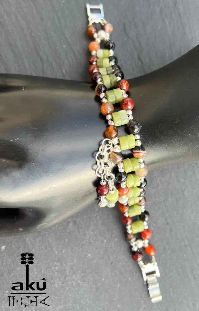 Breites Unisex-Armband mit Quaste, Sumerisch inspiriertes Schmuckdesign mit Edelsteinen