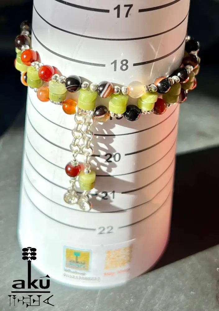 Breites Unisex-Armband mit Quaste, Sumerisch inspiriertes Schmuckdesign mit Edelsteinen