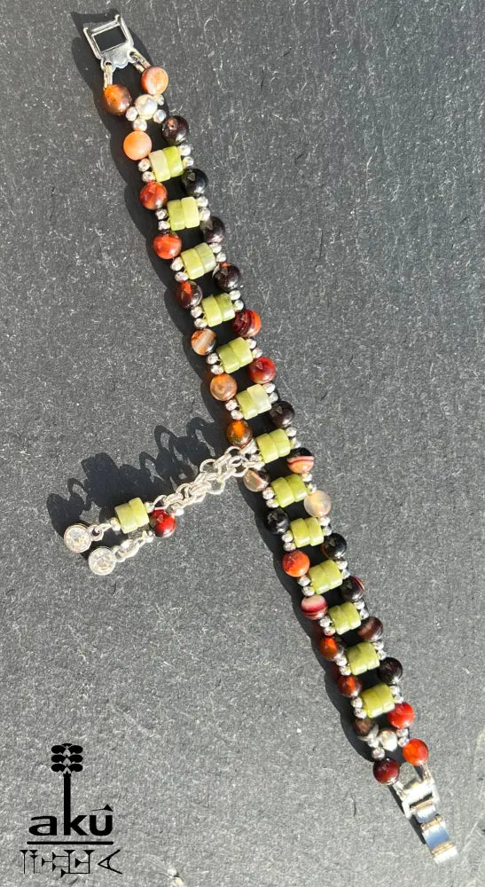 Breites Unisex-Armband mit Quaste, Sumerisch inspiriertes Schmuckdesign mit Edelsteinen.