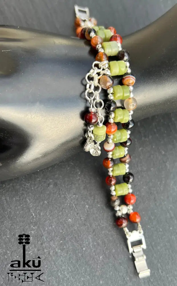 Breites Unisex-Armband mit Quaste, Sumerisch inspiriertes Schmuckdesign mit Edelsteinen