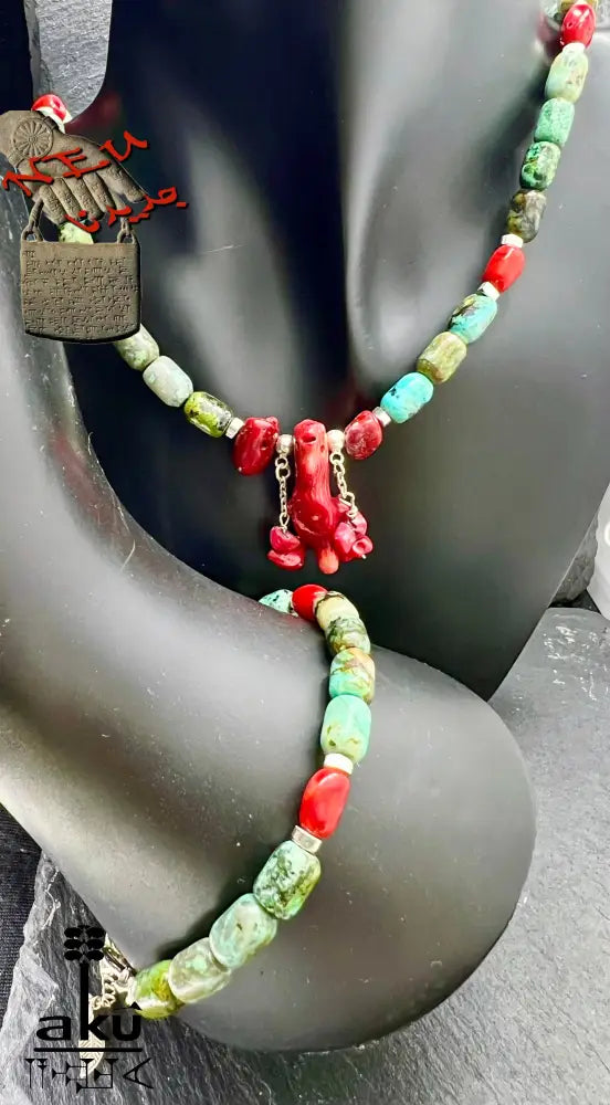 Stilvolle Frau trägt Afrikanisches Türkis und Korallen Schmuck-Set – Chakren-Schmuck für Skorpion und Schütze