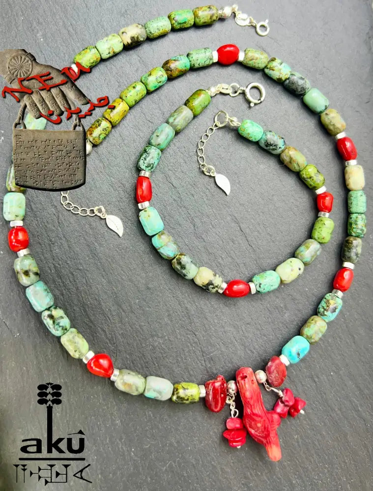 Luxuriöses handgefertigtes Türkis-Korallen Set auf neutralem Hintergrund – Naturschmuck Geschenk mit spiritueller Bedeutung