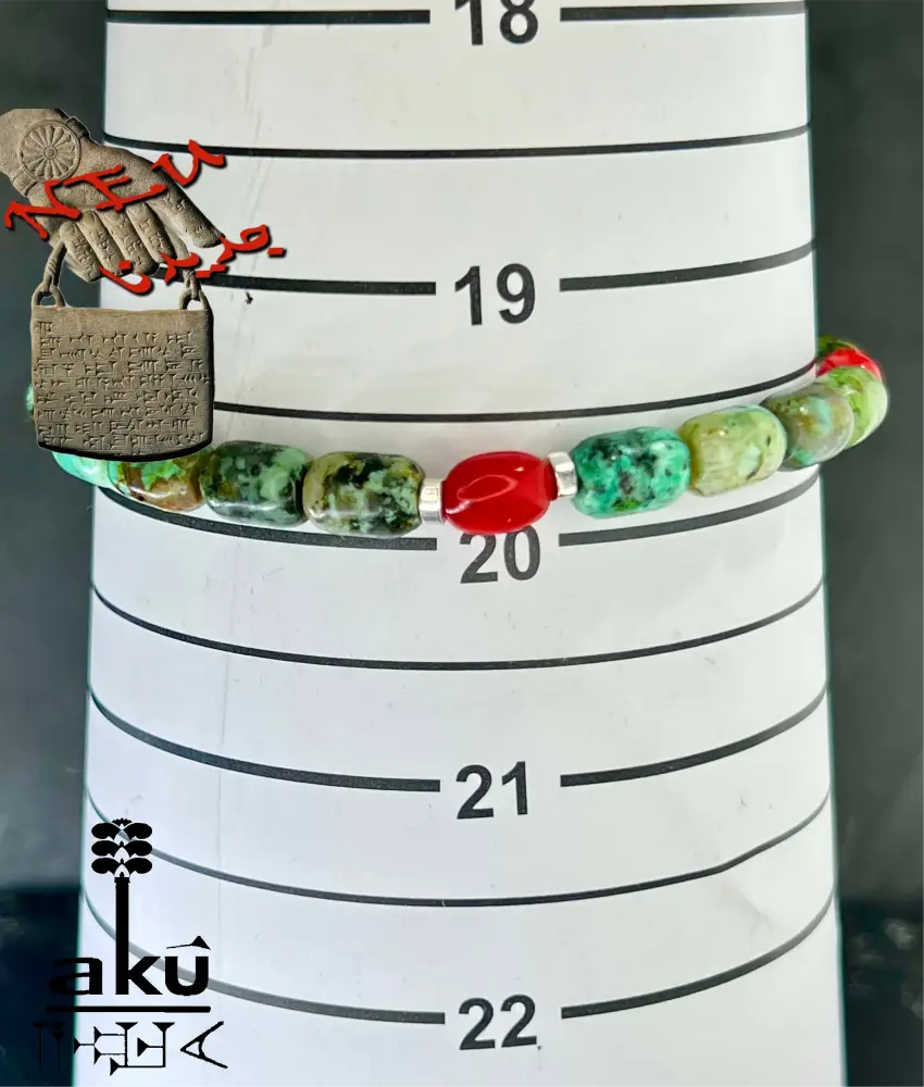 Luxuriöses handgefertigtes Türkis-Korallen Set auf neutralem Hintergrund – Naturschmuck Geschenk mit spiritueller Bedeutung