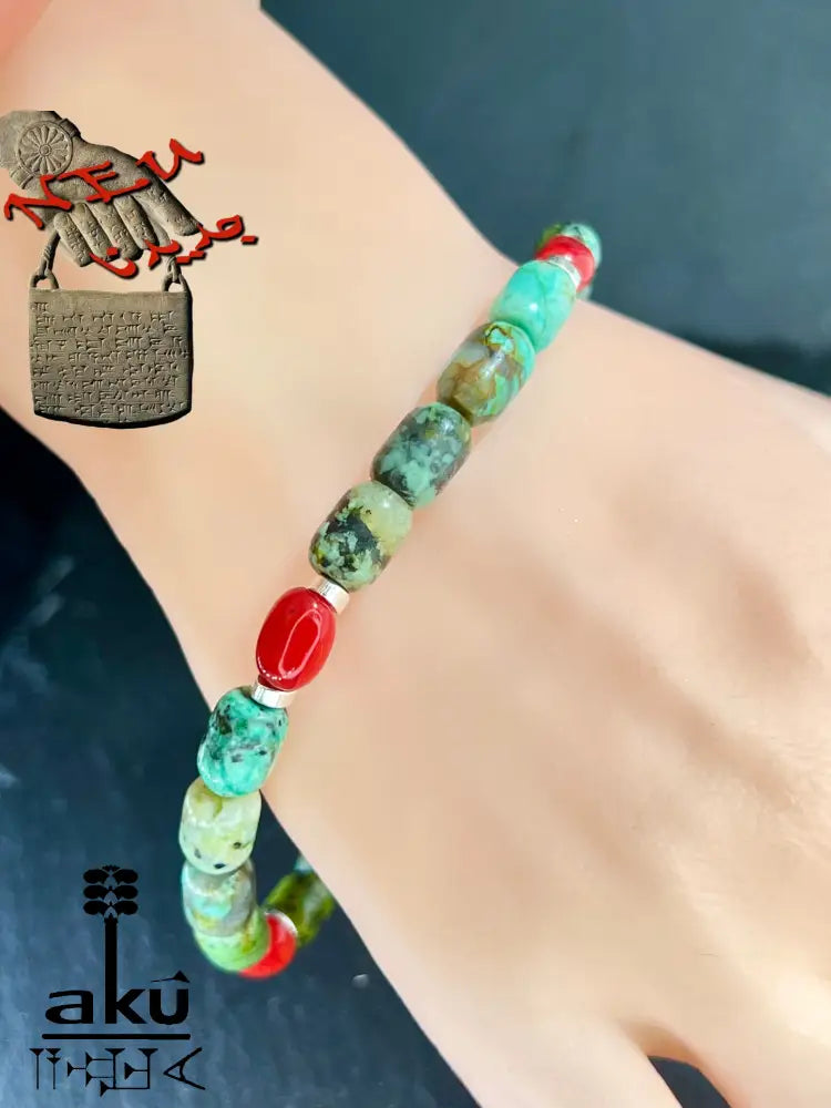 Stilvolle Frau trägt Afrikanisches Türkis und Korallen Schmuck-Set – Chakren-Schmuck für Skorpion und Schütze