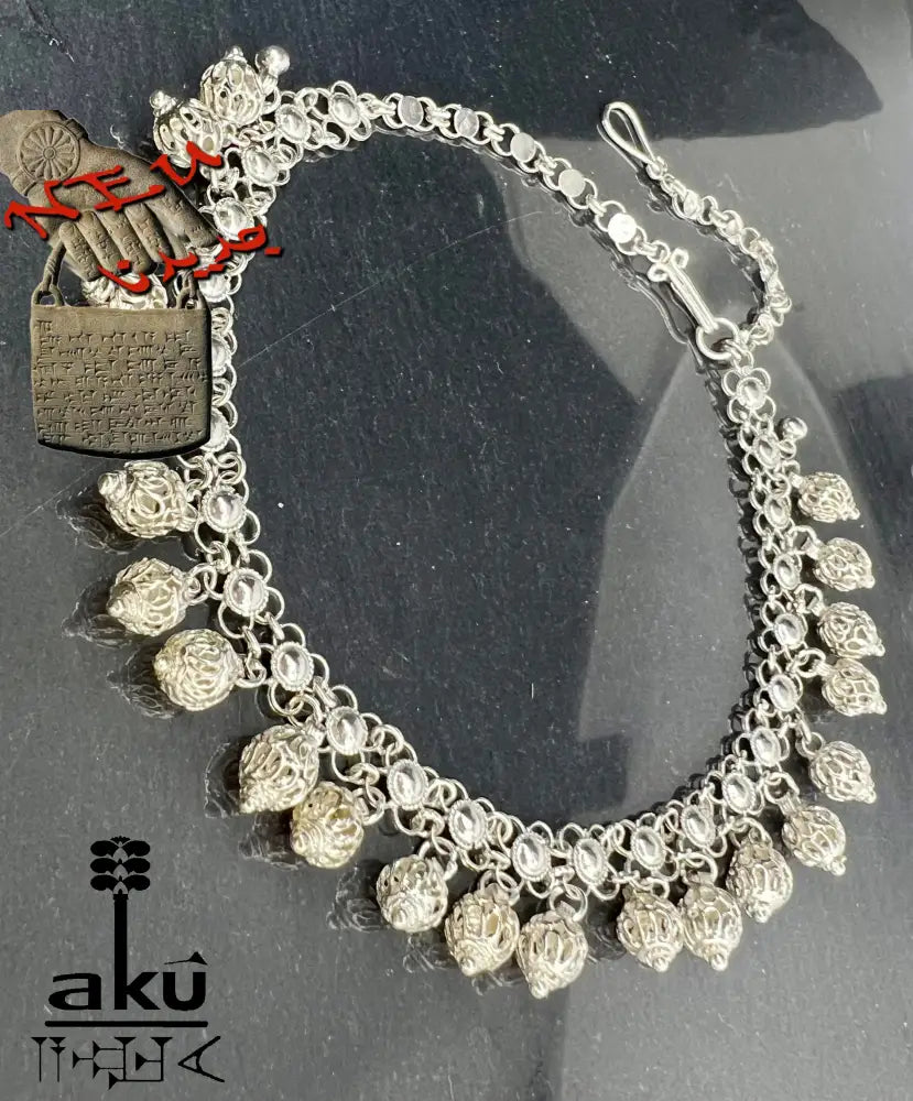 Detailaufnahme eines indischen 925er Silber-Fußkettchens mit Glöckchenanhängern am Knöchel getragen – traditioneller Schmuck mit filigraner Verarbeitung.