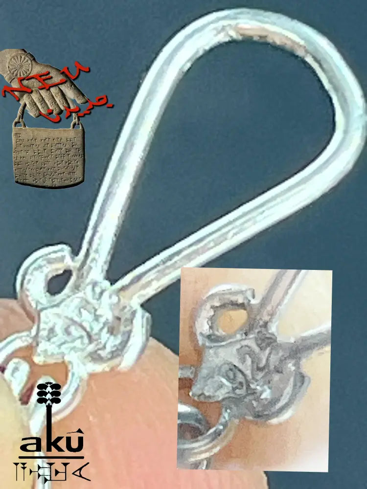 Detailaufnahme eines indischen 925er Silber-Fußkettchens mit Glöckchenanhängern am Knöchel getragen – traditioneller Schmuck mit filigraner Verarbeitung.