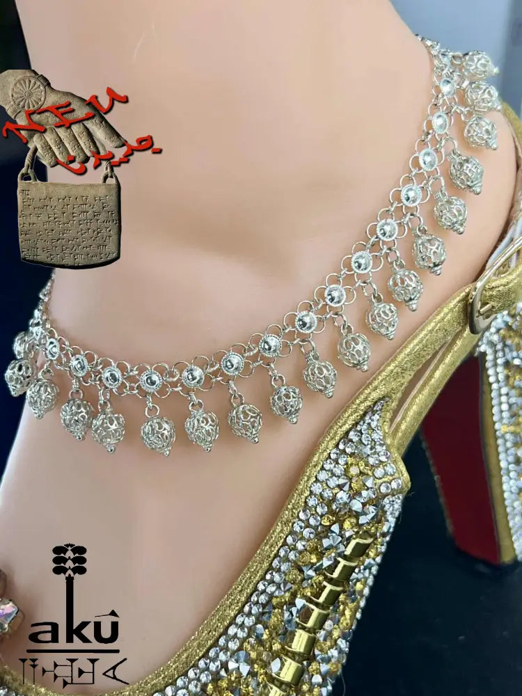 Detailaufnahme eines indischen 925er Silber-Fußkettchens mit Glöckchenanhängern am Knöchel getragen – traditioneller Schmuck mit filigraner Verarbeitung.