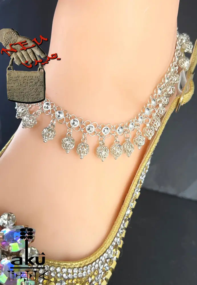 Detailaufnahme eines indischen 925er Silber-Fußkettchens mit Glöckchenanhängern am Knöchel getragen – traditioneller Schmuck mit filigraner Verarbeitung.
