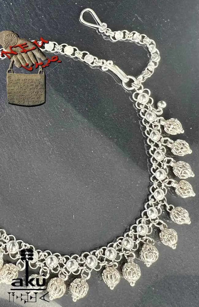 Detailaufnahme eines indischen 925er Silber-Fußkettchens mit Glöckchenanhängern am Knöchel getragen – traditioneller Schmuck mit filigraner Verarbeitung.