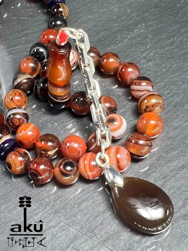 handgefertigten Tasbih aus natürlichem Achat. Sorgfältig aufgefädelt mit 45 Perlen (8 mm) und vollendet mit einer Quaste aus echtem 925er Sterlingsilber