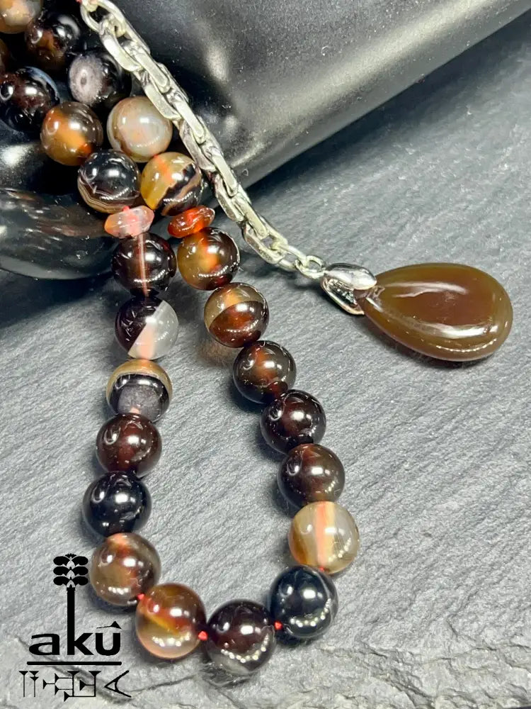 handgefertigten Tasbih aus natürlichem Achat. Sorgfältig aufgefädelt mit 45 Perlen (8 mm) und vollendet mit einer Quaste aus echtem 925er Sterlingsilber