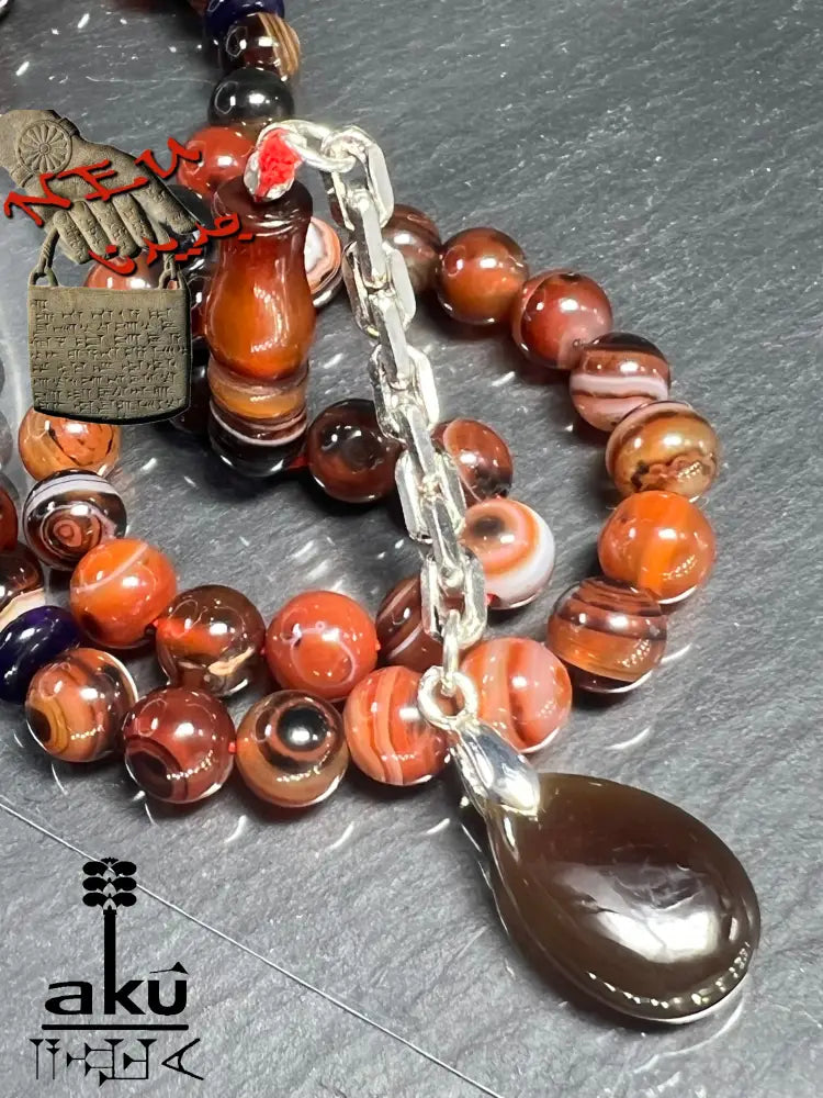 handgefertigten Tasbih aus natürlichem Achat. Sorgfältig aufgefädelt mit 45 Perlen (8 mm) und vollendet mit einer Quaste aus echtem 925er Sterlingsilber