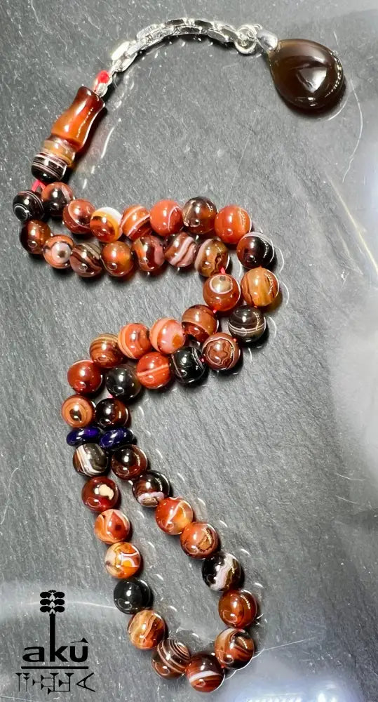 handgefertigten Tasbih aus natürlichem Achat. Sorgfältig aufgefädelt mit 45 Perlen (8 mm) und vollendet mit einer Quaste aus echtem 925er Sterlingsilber