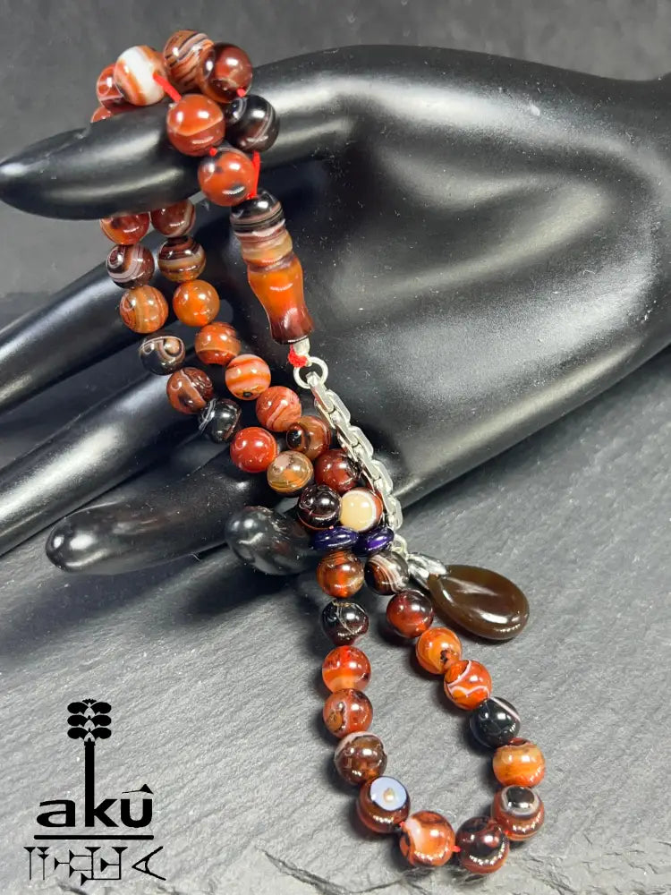 handgefertigten Tasbih aus natürlichem Achat. Sorgfältig aufgefädelt mit 45 Perlen (8 mm) und vollendet mit einer Quaste aus echtem 925er Sterlingsilber