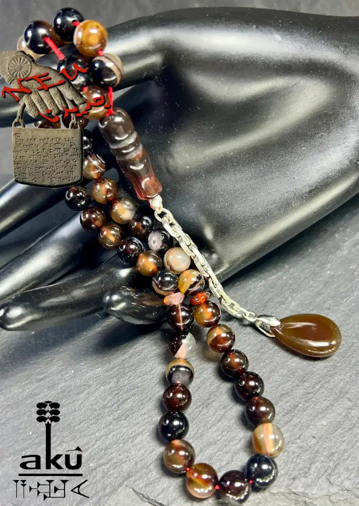 handgefertigten Tasbih aus natürlichem Achat. Sorgfältig aufgefädelt mit 45 Perlen (8 mm) und vollendet mit einer Quaste aus echtem 925er Sterlingsilber