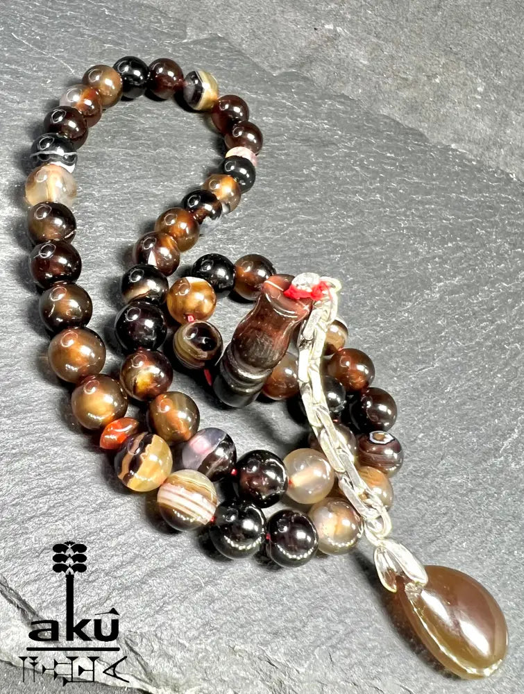 handgefertigten Tasbih aus natürlichem Achat. Sorgfältig aufgefädelt mit 45 Perlen (8 mm) und vollendet mit einer Quaste aus echtem 925er Sterlingsilber