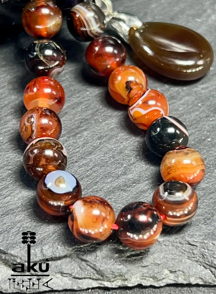 handgefertigten Tasbih aus natürlichem Achat. Sorgfältig aufgefädelt mit 45 Perlen (8 mm) und vollendet mit einer Quaste aus echtem 925er Sterlingsilber