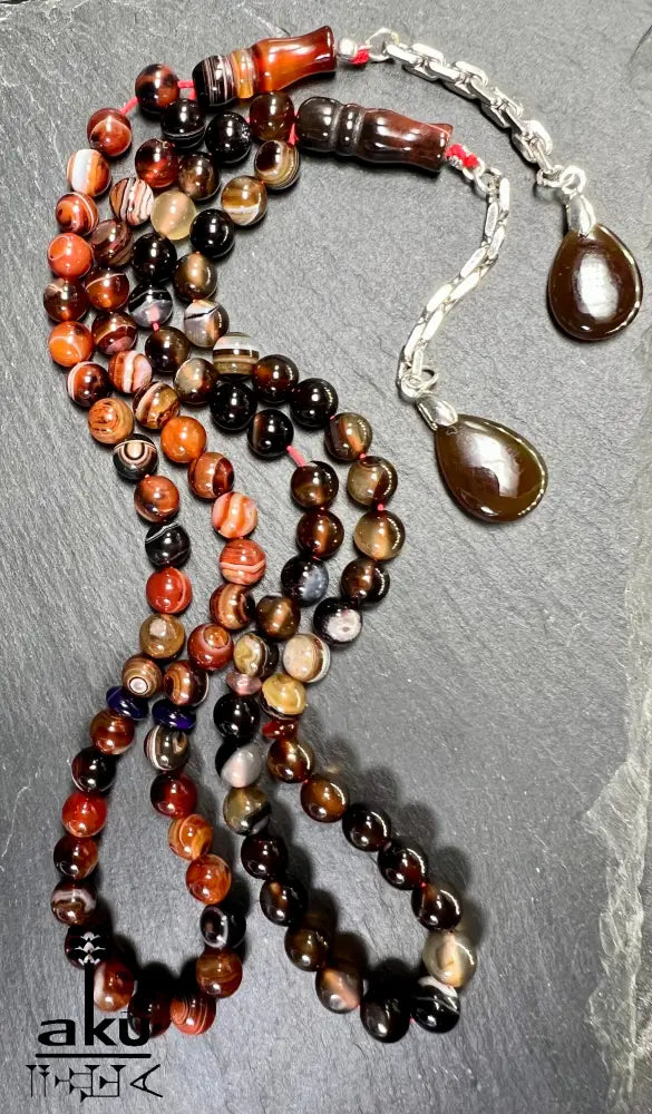 handgefertigten Tasbih aus natürlichem Achat. Sorgfältig aufgefädelt mit 45 Perlen (8 mm) und vollendet mit einer Quaste aus echtem 925er Sterlingsilber