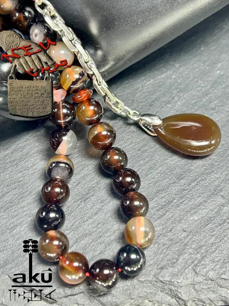 handgefertigten Tasbih aus natürlichem Achat. Sorgfältig aufgefädelt mit 45 Perlen (8 mm) und vollendet mit einer Quaste aus echtem 925er Sterlingsilber
