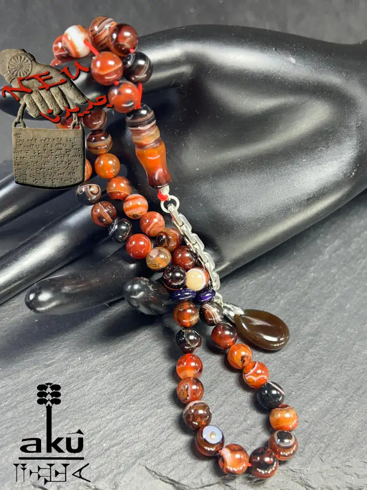 handgefertigten Tasbih aus natürlichem Achat. Sorgfältig aufgefädelt mit 45 Perlen (8 mm) und vollendet mit einer Quaste aus echtem 925er Sterlingsilber