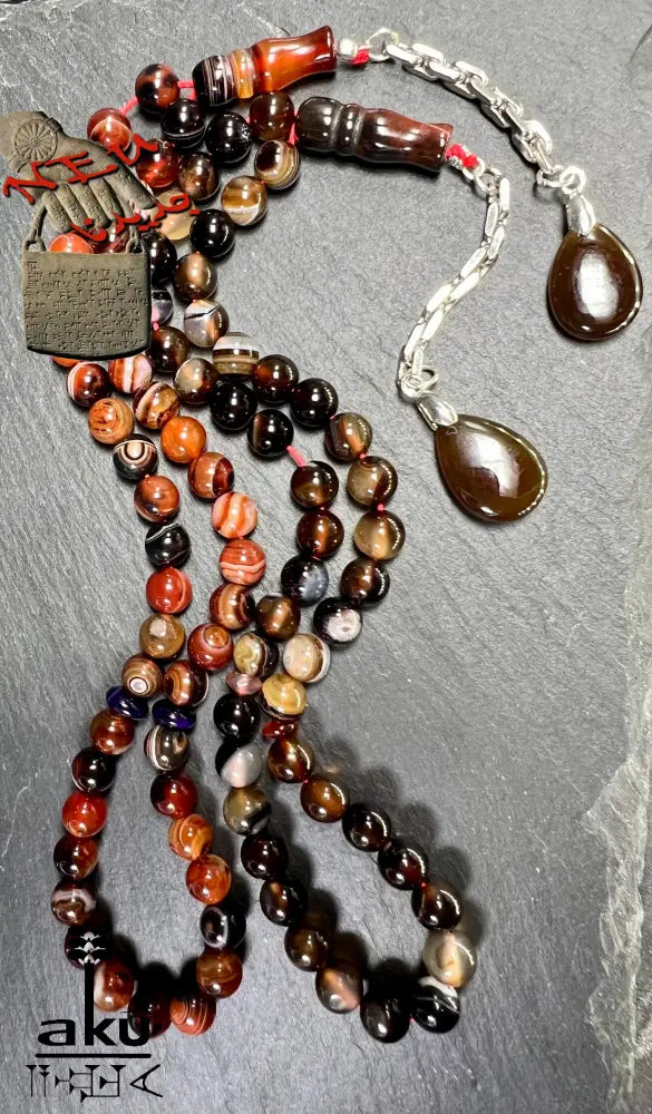 handgefertigten Tasbih aus natürlichem Achat. Sorgfältig aufgefädelt mit 45 Perlen (8 mm) und vollendet mit einer Quaste aus echtem 925er Sterlingsilber