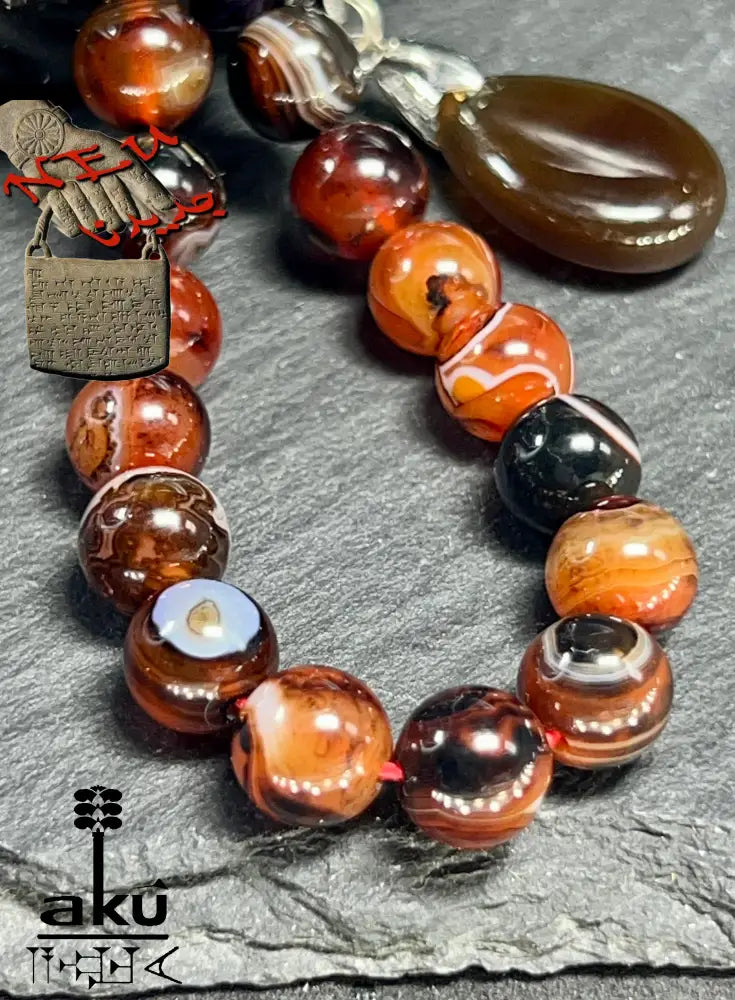 handgefertigten Tasbih aus natürlichem Achat. Sorgfältig aufgefädelt mit 45 Perlen (8 mm) und vollendet mit einer Quaste aus echtem 925er Sterlingsilber