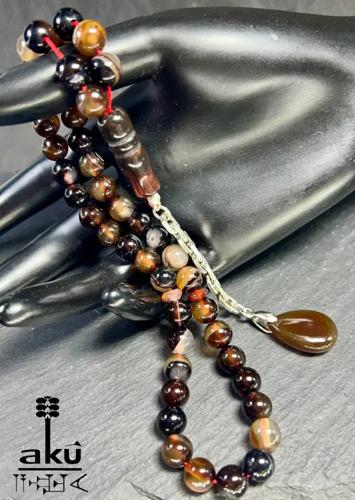 handgefertigten Tasbih aus natürlichem Achat. Sorgfältig aufgefädelt mit 45 Perlen (8 mm) und vollendet mit einer Quaste aus echtem 925er Sterlingsilber