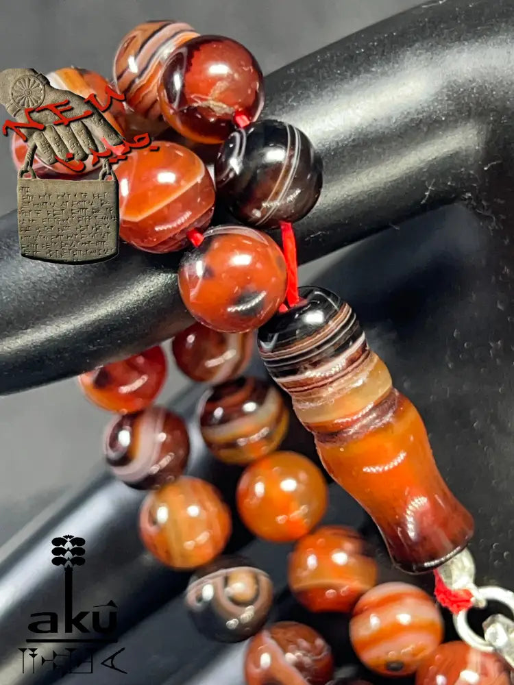 handgefertigten Tasbih aus natürlichem Achat. Sorgfältig aufgefädelt mit 45 Perlen (8 mm) und vollendet mit einer Quaste aus echtem 925er Sterlingsilber