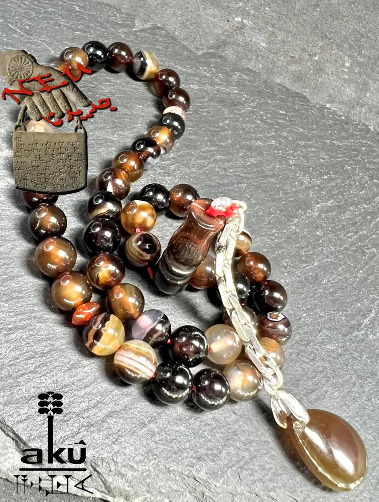 handgefertigten Tasbih aus natürlichem Achat. Sorgfältig aufgefädelt mit 45 Perlen (8 mm) und vollendet mit einer Quaste aus echtem 925er Sterlingsilber