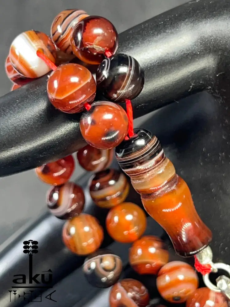 handgefertigten Tasbih aus natürlichem Achat. Sorgfältig aufgefädelt mit 45 Perlen (8 mm) und vollendet mit einer Quaste aus echtem 925er Sterlingsilber