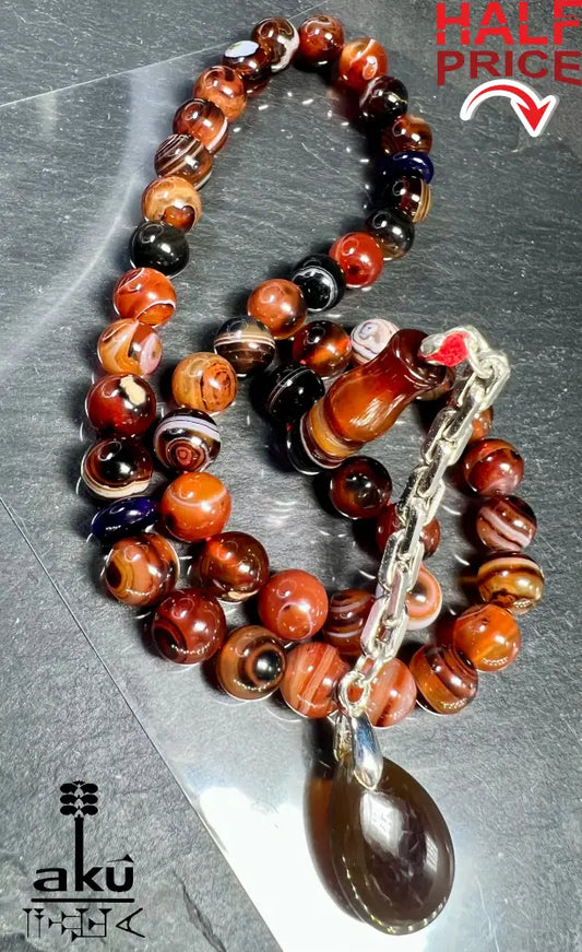 handgefertigten Tasbih aus natürlichem Achat. Sorgfältig aufgefädelt mit 45 Perlen (8 mm) und vollendet mit einer Quaste aus echtem 925er Sterlingsilber