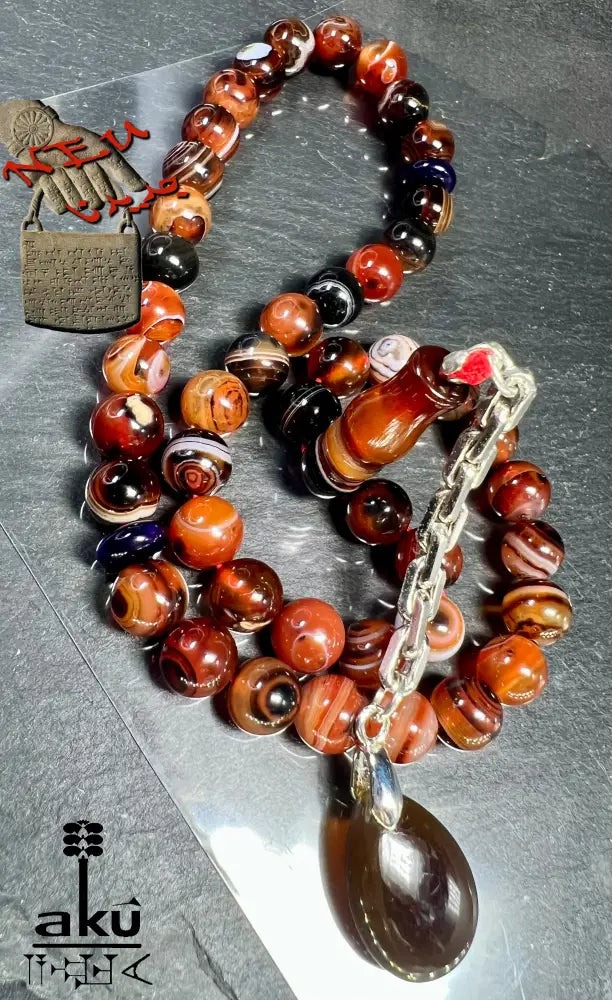handgefertigten Tasbih aus natürlichem Achat. Sorgfältig aufgefädelt mit 45 Perlen (8 mm) und vollendet mit einer Quaste aus echtem 925er Sterlingsilber