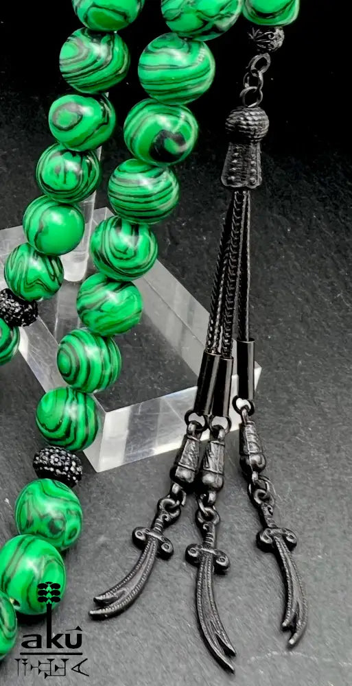 Malachit Tasbih, natürliche grüne Stein-Misbaha, islamischer Tesbih, Herzchakra-Energie, AkueShop, schwarze Quaste mit Zulfikar Thulfiqar Schwert Motiv.