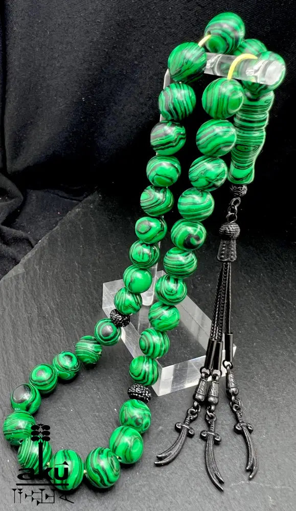 Malachit Tasbih, natürliche grüne Stein-Misbaha, islamischer Tesbih, Herzchakra-Energie, AkueShop, schwarze Quaste mit Zulfikar Thulfiqar Schwert Motiv.
