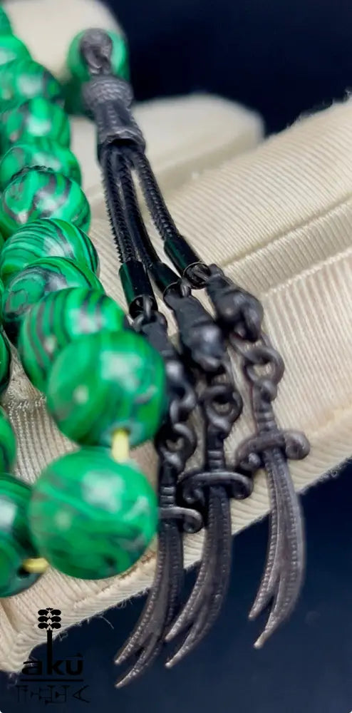 Malachit Tasbih, natürliche grüne Stein-Misbaha, islamischer Tesbih, Herzchakra-Energie, AkueShop, schwarze Quaste mit Zulfikar Thulfiqar Schwert Motiv.