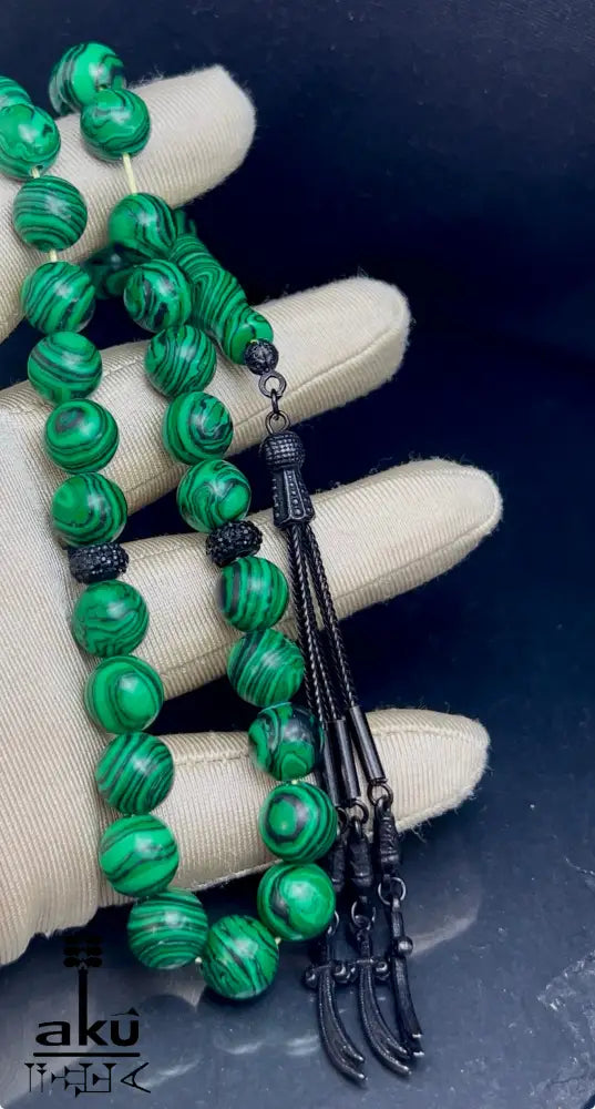 Malachit Tasbih, natürliche grüne Stein-Misbaha, islamischer Tesbih, Herzchakra-Energie, AkueShop, schwarze Quaste mit Zulfikar Thulfiqar Schwert Motiv.