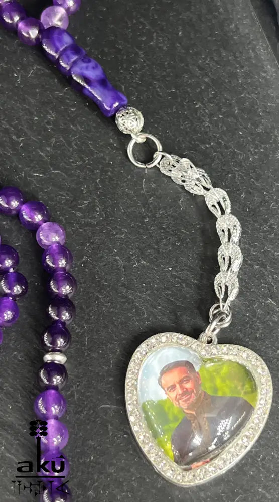 Personalisierte Tasbih mit 99 Amethystperlen, handgefertigt aus natürlichen 6 mm Perlen, mit herzförmigem Silberanhänger für Fotos und eleganter Quaste.