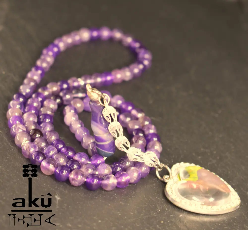 Personalisierte Tasbih mit 99 Amethystperlen, handgefertigt aus natürlichen 6 mm Perlen, mit herzförmigem Silberanhänger für Fotos und eleganter Quaste.