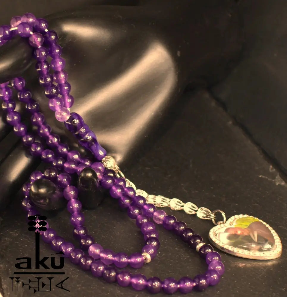 Personalisierte Tasbih mit 99 Amethystperlen, handgefertigt aus natürlichen 6 mm Perlen, mit herzförmigem Silberanhänger für Fotos und eleganter Quaste.