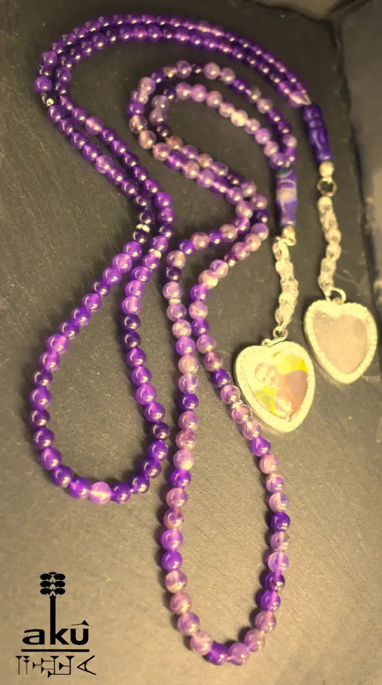 Personalisierte Tasbih mit 99 Amethystperlen, handgefertigt aus natürlichen 6 mm Perlen, mit herzförmigem Silberanhänger für Fotos und eleganter Quaste.