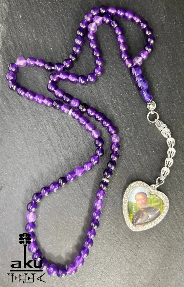 Personalisierte Tasbih mit 99 Amethystperlen, handgefertigt aus natürlichen 6 mm Perlen, mit herzförmigem Silberanhänger für Fotos und eleganter Quaste.