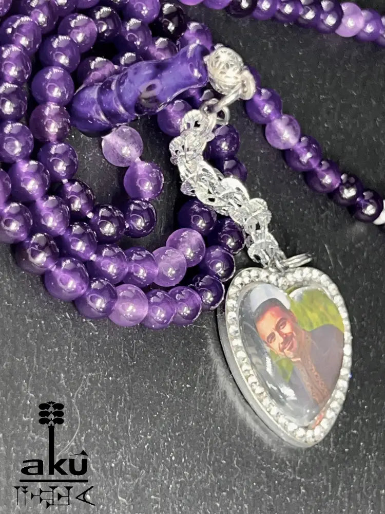 Personalisierte Tasbih mit 99 Amethystperlen, handgefertigt aus natürlichen 6 mm Perlen, mit herzförmigem Silberanhänger für Fotos und eleganter Quaste.