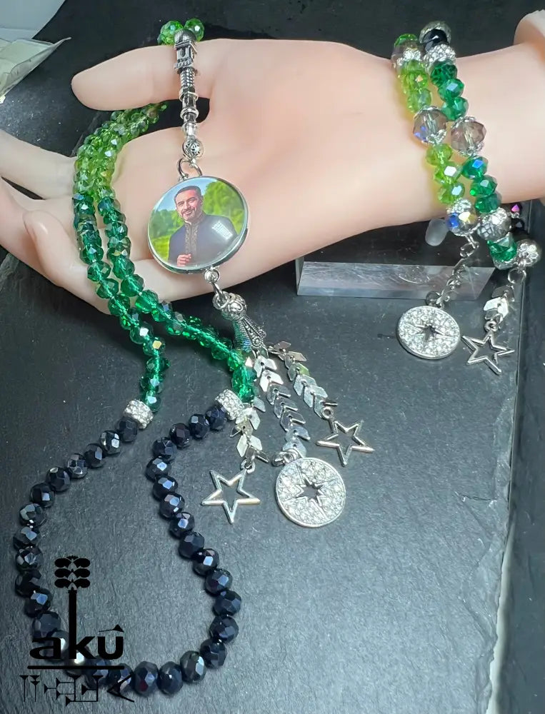 Tasbih und Armreif Schmuckset. Diese Tasbih besteht aus 99 facettierten Kristallperlen (6 mm) in hell schimmernde Grün-Farben Kristalle