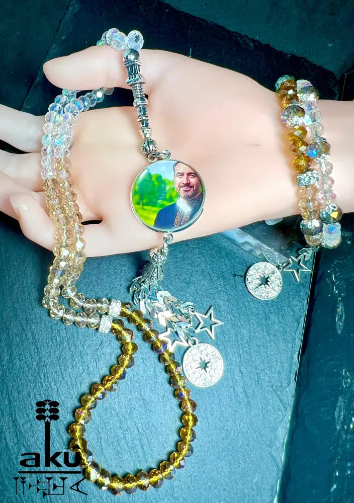 Tasbih und Armreif Schmuckset. Diese Tasbih besteht aus 99 facettierten Kristallperlen in hell schimmernde Kristalle. Die silberne Quaste mit Ihrem eigenen Foto