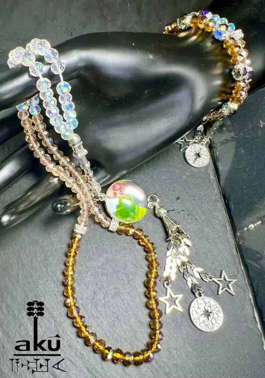 Tasbih und Armreif Schmuckset. Diese Tasbih besteht aus 99 facettierten Kristallperlen in hell schimmernde Kristalle. Die silberne Quaste mit Ihrem eigenen Foto