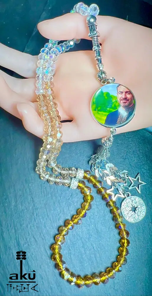 Tasbih und Armreif Schmuckset. Diese Tasbih besteht aus 99 facettierten Kristallperlen in hell schimmernde Kristalle. Die silberne Quaste mit Ihrem eigenen Foto