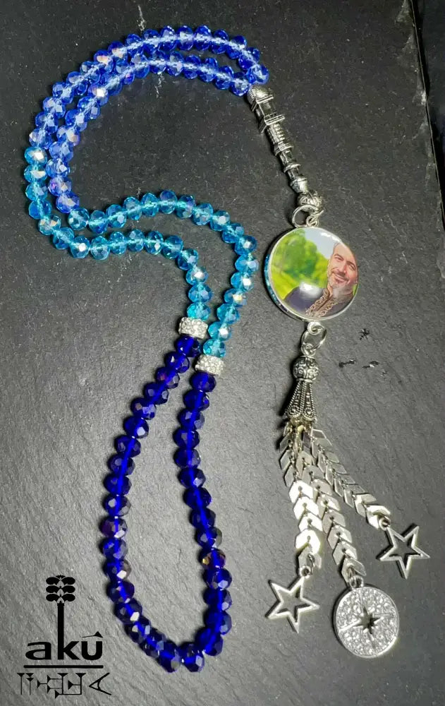 Personalisierte Tasbih und Armreif besteht aus 99 facettierte helle schimmernde Kristalleperlen.